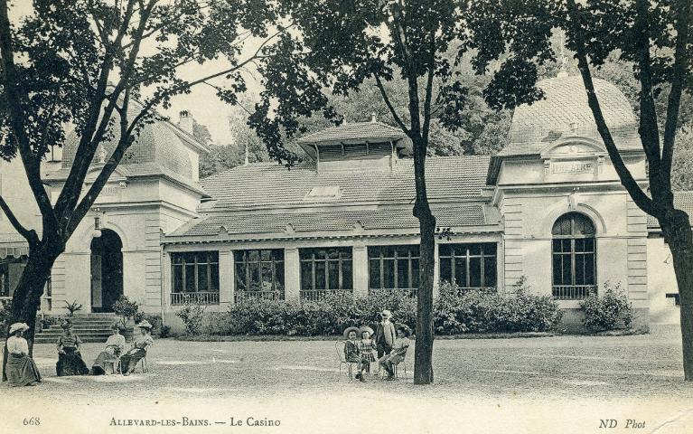 Allevard, le Casino-théâtre dans le parc thermal
