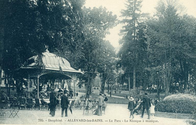 Concert sous le kiosque à musique dans le parc thermal