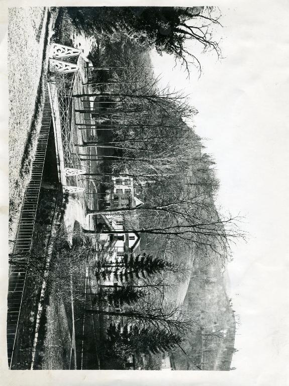 Le parc du château des Forges et la passerelle sur le Bréda