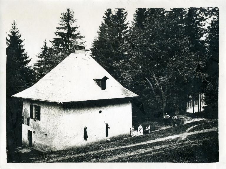 Vue des environs de la mine de la Taillat : une maison dans la forêt