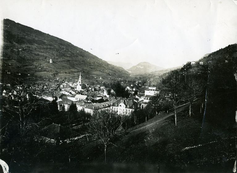 Vue d'Allevard et de Bramefarine depuis la route de Montouvrard