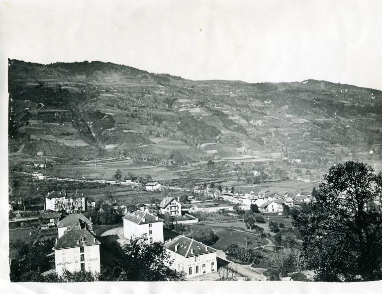Vue d'Allevard et de Bramefarine depuis la route de Montouvrard