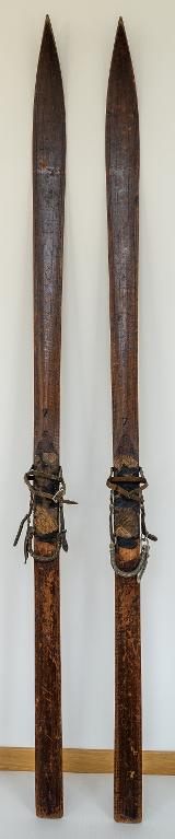 Paire de skis en bois avec fixation de type « Huilfeld »