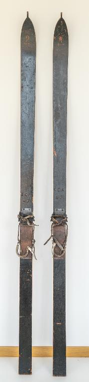 Paire de skis en bois avec fixations type 
