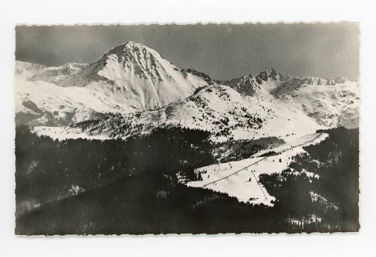 Le Collet d'Allevard en hiver. Vue aérienne de l'ensemble des champs de neige