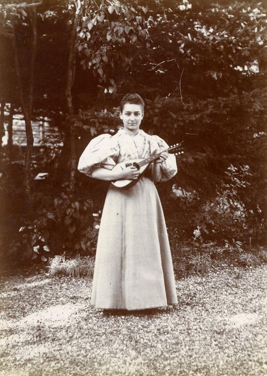 Jeune fille à la mandoline