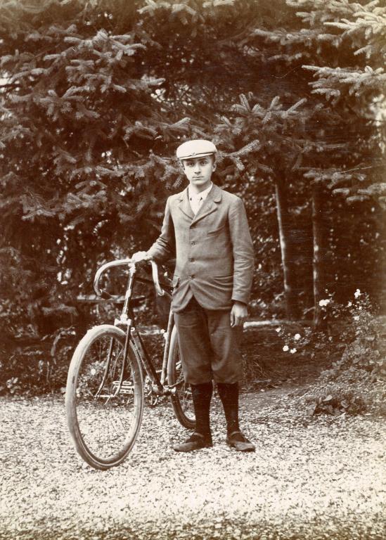 Jeune homme et sa bicyclette