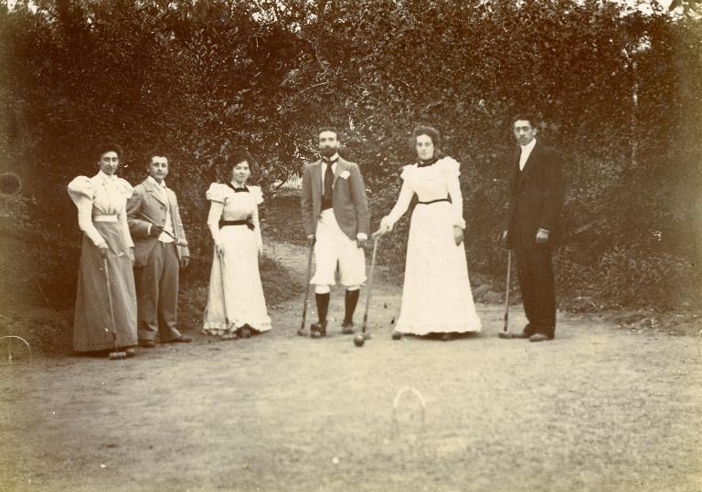 Jeunes gens jouant au croquet