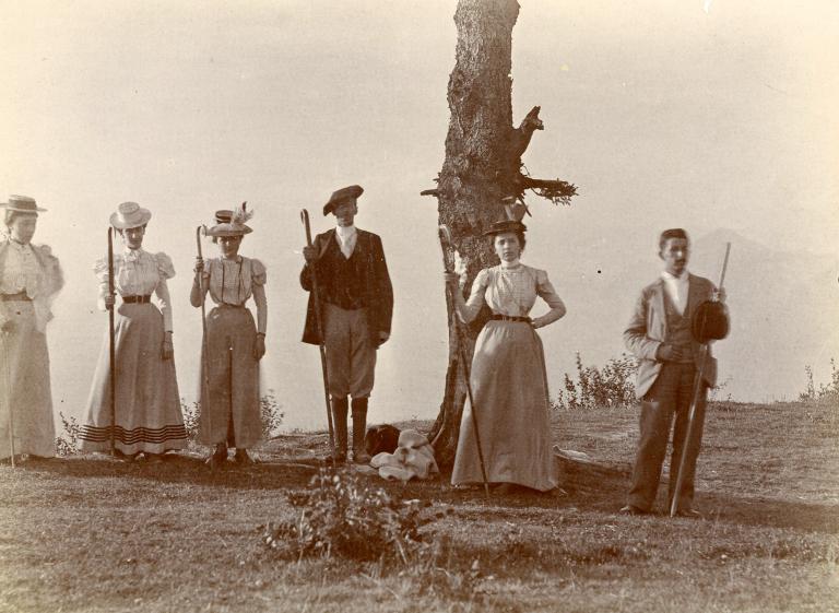 Jeunes gens en randonnée à Brame farine