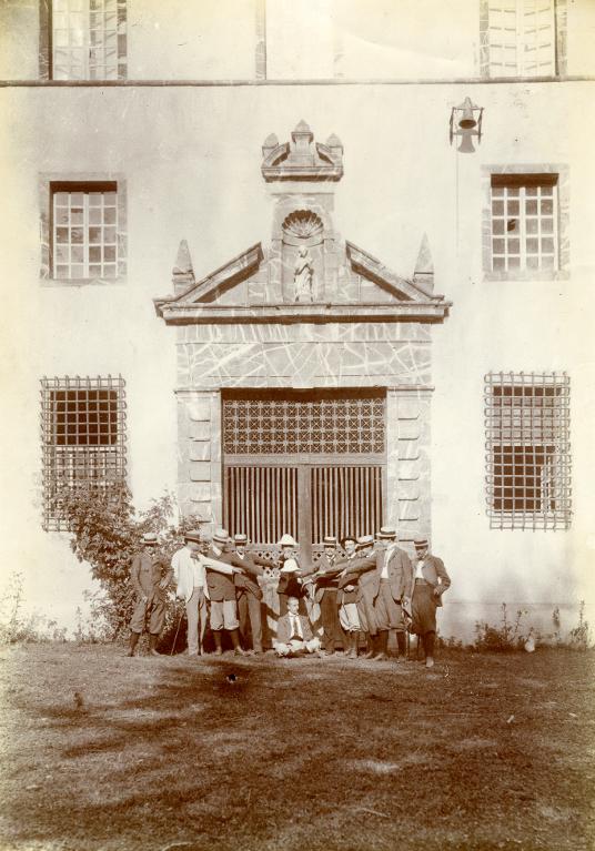 Groupe de jeunes gens devant la Chartreuse de Saint-Hugon