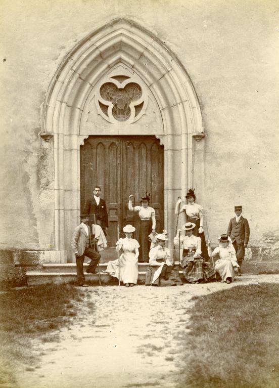 Groupe de jeunes gens devant l'église de La-Chapelle-Blanche