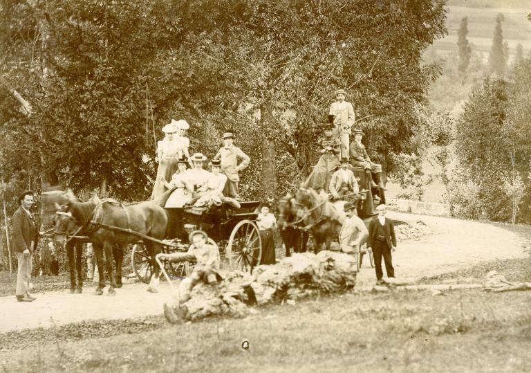 Groupe en route pour un déjeuner au Bourget-en-Huile