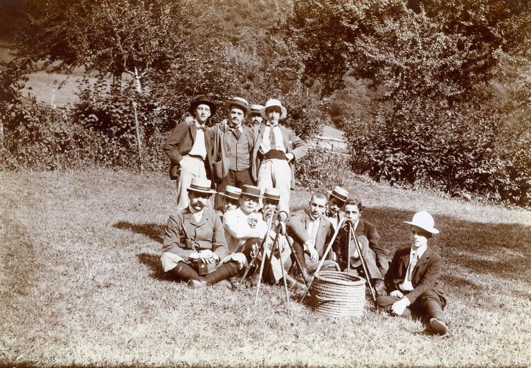 Groupe de jeunes hommes