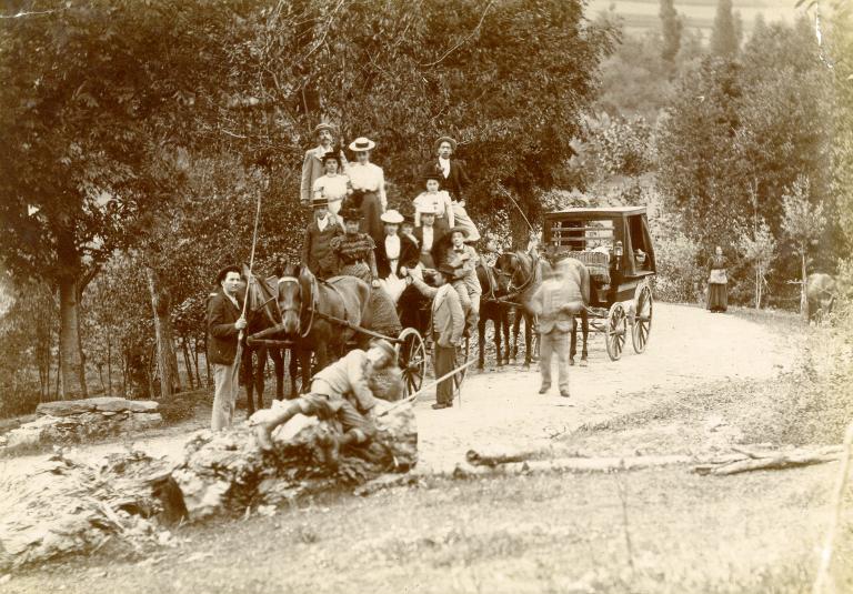 Groupe en route pour un déjeuner au Bourget-en-Huile