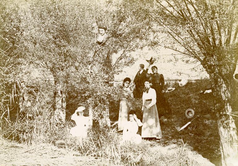 Groupe de jeunes gens