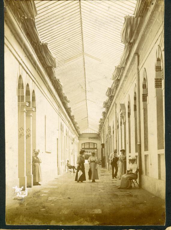 Curistes dans la galerie de l'établissement thermal