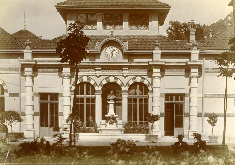 Le buste de Bernard Nièpce devant l'Établissement thermal