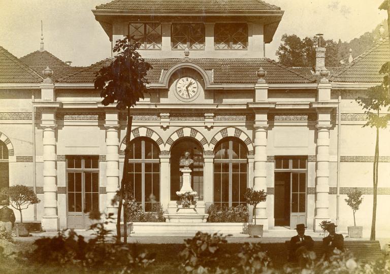 Le buste de Bernard Nièpce devant l'Établissement thermal