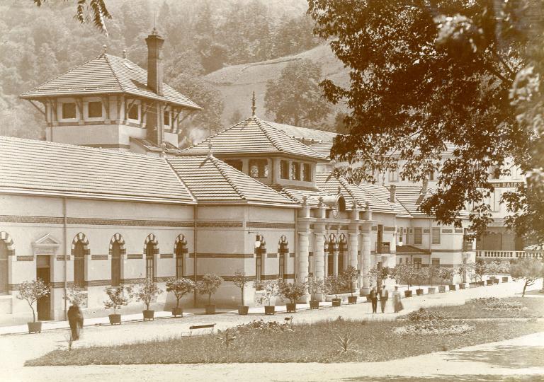 Vue de l'établissement thermal Niepce dans le parc