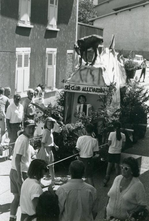 Char du Sski Club Allevardin dans une rue d'Allevard
