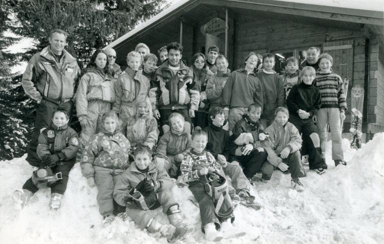 Groupe d’enfants devant le chalet du Ski Club Allevardin