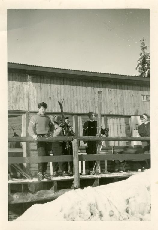 Jeunes gens sur la terrasse du télébar