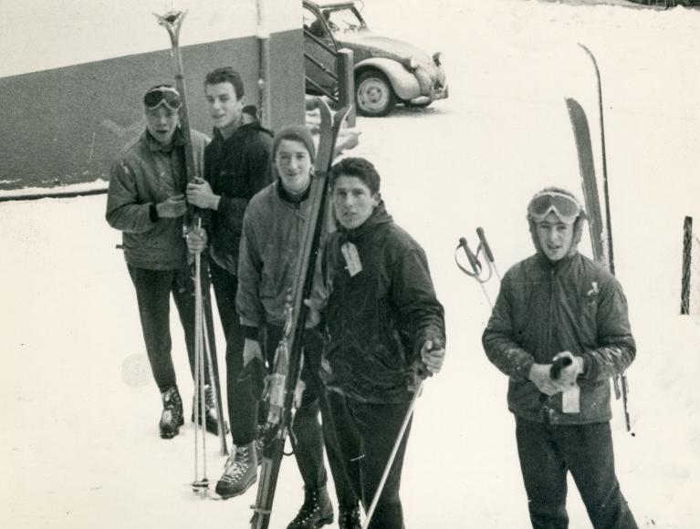 Groupe de jeunes skieurs