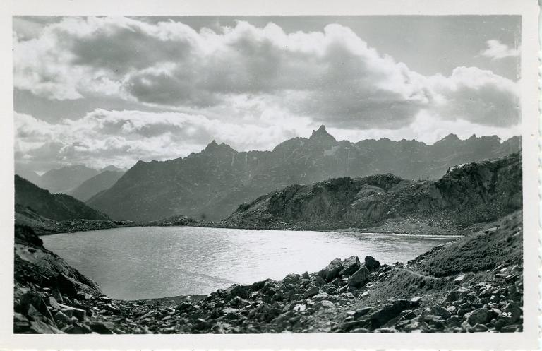Le lac de la Sagne et la Chaîne de Belledonne