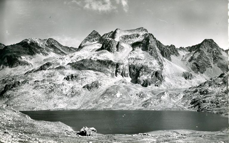 Le lac du Cos et le Rocher Blanc