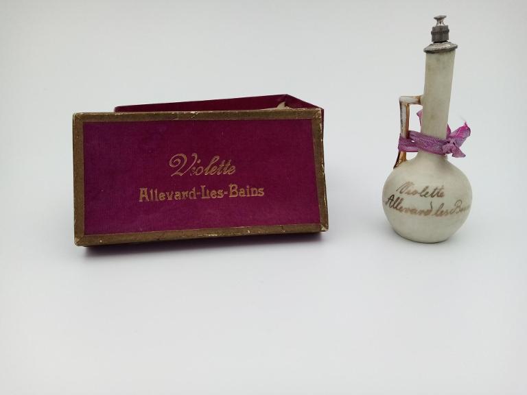 Flacon de parfum de violette à l’effigie d’Allevard-les-Bains et sa boîte de conservation